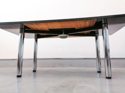 Tavolo di design allungabile, riferibile alla mano di M. Zanuso o J. Colombo, in legno e metallo cromato. Italia, Anni 70