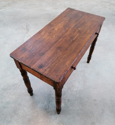 Tavolo in legno massello di abete con cassetto, Carlo X, gambe tornite e scolpite a bottiglia. Ottocento