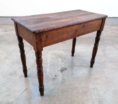 Tavolo in legno massello di abete con cassetto, Carlo X, gambe tornite e scolpite a bottiglia. Ottocento