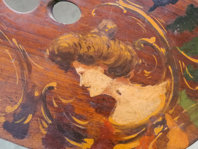 Tavolozza da pittore dipinta a olio con volto di donna. Italia, Primo Novecento
