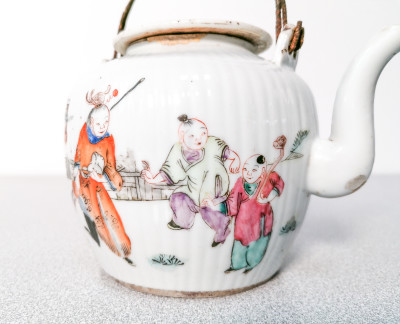 Teiera con coperchio in porcellana cinese dipinta a mano. Periodo Tongzhi (1862-74), con sigillo in ceralacca Jian Ding Huan. Cina, Secondo Ottocento