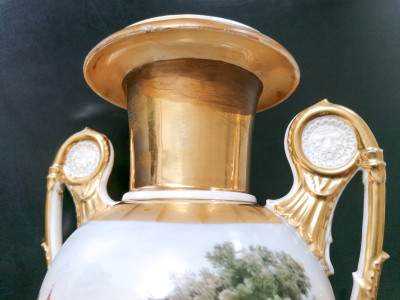 Vaso ad anfora biansata in porcellana dipinta a mano e dorata, con figure di leone sulle anse. Francia, Metà Ottocento