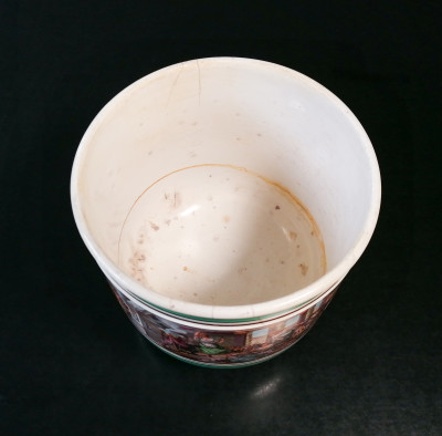 Vaso cachepot in ceramica decorata con scene dell