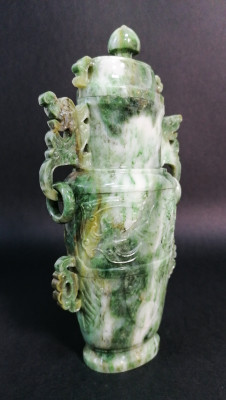Vaso cinese in giada, con coperchio, decorazione a rilievo, anse e anelli. Cina, Novecento