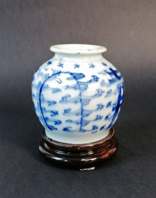 Vasetto cinese portaspezie, dipinto nel tradizionale blu su bianco e recante l