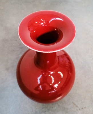 Vaso cinese in porcellana smaltata rossa, sang de beouf con sigillo delle manifatture Jingdezhen Zhi. Cina, Metà Novecento