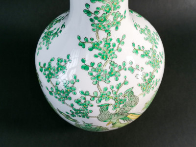 Vaso cinese in porcellana dipinta con uccelli e motivi vegetali. Macau Cina, Secondo Novecento