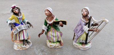  Volkstedt/Rudolstadt Porcelain. Gruppo di otto statuette in porcellana. Scimmiette musicanti in costumi settecenteschi. Germania, Primo Novecento