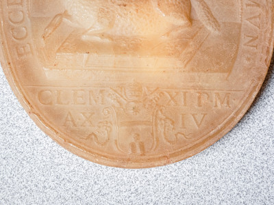 Teca devozionale con "Agnus Dei" in cera riportante lo stemma di papa CLEMENTE XI, sul retro la figura di sant