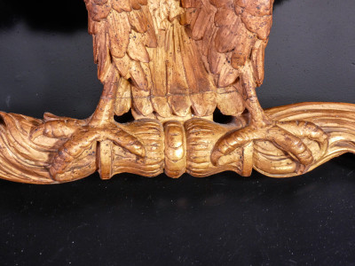 Aquila imperiale napoleonica, cimasa, scultura in legno dorato. Francia, Ottocento