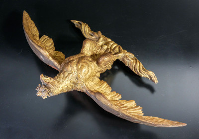 Aquila imperiale napoleonica, cimasa, scultura in legno dorato. Francia, Ottocento