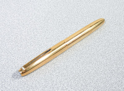 Penna stilografica AURORA 88K, Aquila, rara versione interamente dorata, caricamento a stantuffo. N° 2551611. Italia, Anni 50
