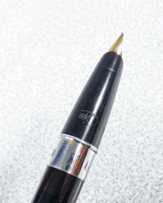 Penna stilografica AURORA 88K, Aquila, rara versione interamente dorata, caricamento a stantuffo. N° 2551611. Italia, Anni 50