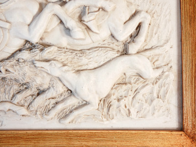 Altorilievo raffigurante una Scena di Caccia. Edward William WYON. Cornice in legno gessato e dorato. Inghilterra, Secondo Ottocento