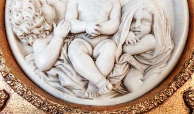 Altorilievo in marmo raffigurante dei putti. Edward William WYON. Cornice in legno gessato e dorato. Inghilterra, Secondo Ottocento