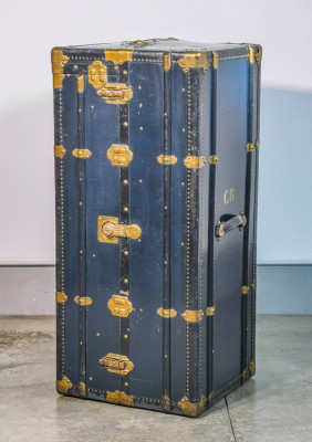 Baule armadio da viaggio, con cassetti interni, attaccapanni, valigetta. Italia, Primo Novecento