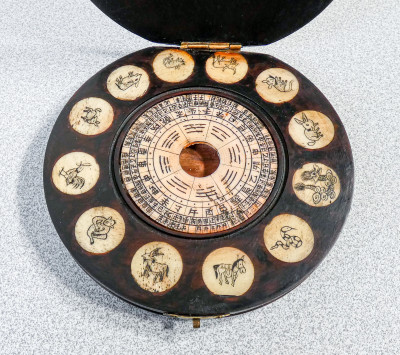 Luo Pan, bussola cinese per Feng Shui in legno massello ebanizzato e osso inciso. Cina, Primo Novecento