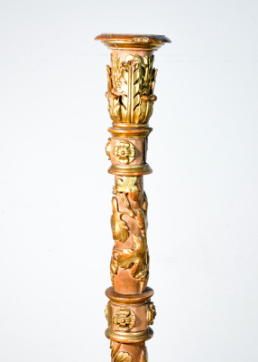 Candeliere, torcere in legno scolpito, dipinto e dorato in foglia oro. Italia, Secondo Settecento