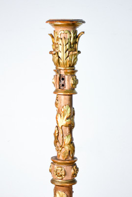 Candeliere, torcere in legno scolpito, dipinto e dorato in foglia oro. Italia, Secondo Settecento