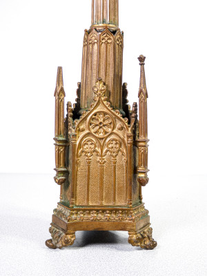 Candeliere in bronzo, stile architettonico ispirato alle cattedrali gotiche. Primo Novecento