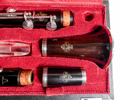 Clarinetto vintage LEBLANC Paris, n° 44141, con bocchino in vetro Pomarico. Con custodia. Francia/Italia, Anni 70