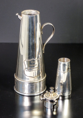 Cocktail shaker "The Thirst Extinguisher" a forma di lancia antincendio, con alla base alcune ricette di cocktails. Silver plated. Inghilterra, Anni 30