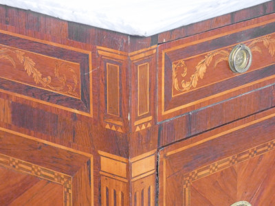 Comò LUIGI XVI in legno di noce intarsiato, piano in marmo. Italia, Primo Ottocento