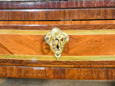 Comodino, piccolo boureau LUIGI XV, in legno intarsiato, con tre cassetti, di cui uno con scrittoio apribile. Ottocento