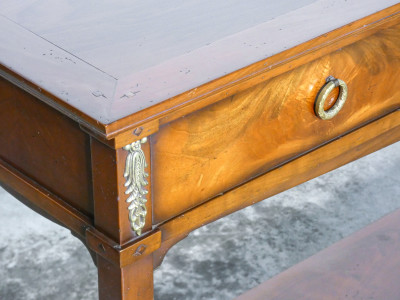 Console stile Impero in legno massello di noce e piuma di noce, a tre cassetti. Italia, Novecento