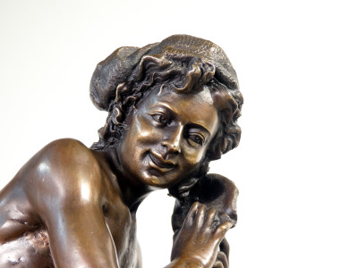 Copia del Pescatore con conchiglia di Jean-Baptiste CARPEAUX, in bronzo con basamento in marmo. Francia, Tardo Ottocento Primo Novecento