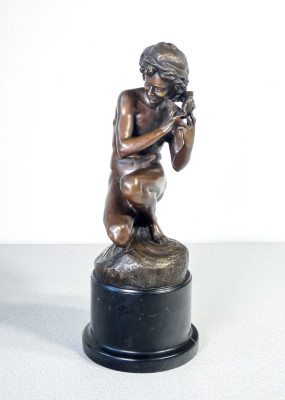 Copia del Pescatore con conchiglia di Jean-Baptiste CARPEAUX, in bronzo con basamento in marmo. Francia, Tardo Ottocento Primo Novecento