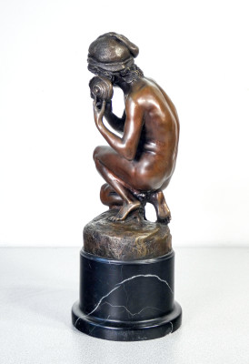 Copia del Pescatore con conchiglia di Jean-Baptiste CARPEAUX, in bronzo con basamento in marmo. Francia, Tardo Ottocento Primo Novecento