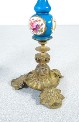 Coppia di candelabri in porcellana dipinta e ottone, manifattura di SEVRES. Francia, Primo Ottocento