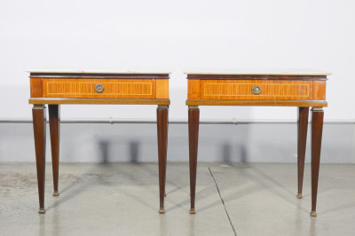 Coppia di comodini in legno impiallacciato in varie essenze e piano in marmo. Design italiano, Anni 30