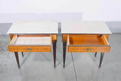 Coppia di comodini in legno impiallacciato in varie essenze e piano in marmo. Design italiano, Anni 30