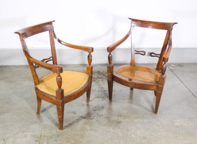 Coppia di sedie DIRETTORIO in legno massello di noce, con cuscini imbottiti. Primo Ottocento