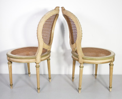 Coppia di sedie stile Luigi XVI, in legno scolpito, laccato e dorato. Italia, Novecento