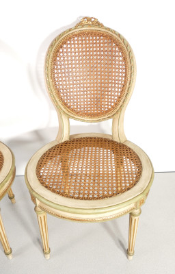 Coppia di sedie stile Luigi XVI, in legno scolpito, laccato e dorato. Italia, Novecento