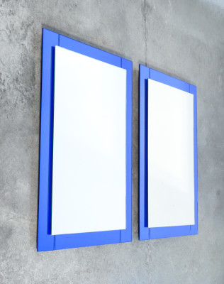 Coppia di specchi design Cristal Art con cornice in cristallo blu. Italia, Anni 60