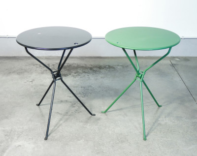 Coppia di tavolini pieghevoli Cumano, design Achille CASTIGLIONI per ZANOTTA. Uno nella variante nera e uno verde. Italia, Anni 70/80