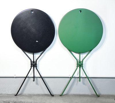 Coppia di tavolini pieghevoli Cumano, design Achille CASTIGLIONI per ZANOTTA. Uno nella variante nera e uno verde. Italia, Anni 70/80