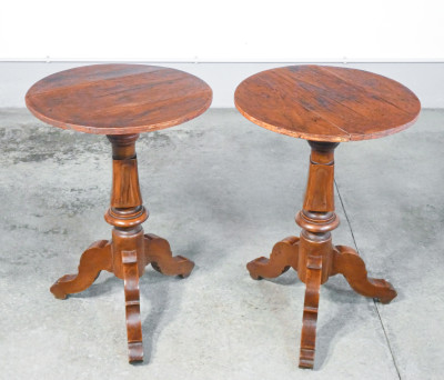 Coppia di tavolini di servizio umbertini, guéridons in legno massello di noce. Italia, Ottocento