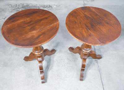 Coppia di tavolini di servizio umbertini, guéridons in legno massello di noce. Italia, Ottocento
