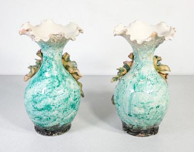 Coppia di vasi in ceramica barbotine, decorati con fiori e foglie. Francia, Anni 30