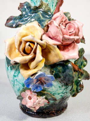 Coppia di vasi in ceramica barbotine, decorati con fiori e foglie. Francia, Anni 30