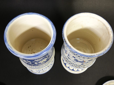 Coppia di vasi da farmacia in maiolica dipinta a mano, manifattura Veschini DERUTA. Italia, Prima metà del Novecento