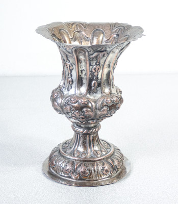 Coppia di vasi LUIGI XIV in metallo argentato prob. per decorazione liturgica. Francia, Tardo Seicento