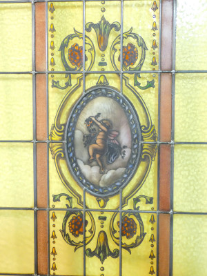 Coppia di vetrate policrome legate a piombo, per finestre a doppia anta. Putti dipinti a mano. Italia, Novecento