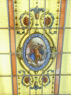 Coppia di vetrate policrome legate a piombo, per finestre a doppia anta. Putti dipinti a mano. Italia, Novecento