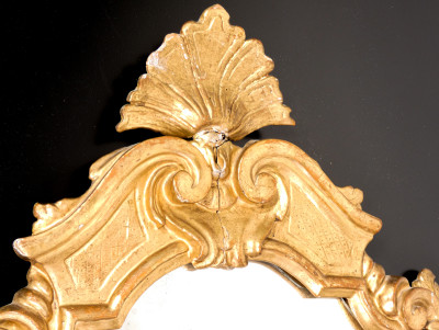 Specchio, cornice cartagloria, in legno dorato in foglia oro. Italia, 1800
